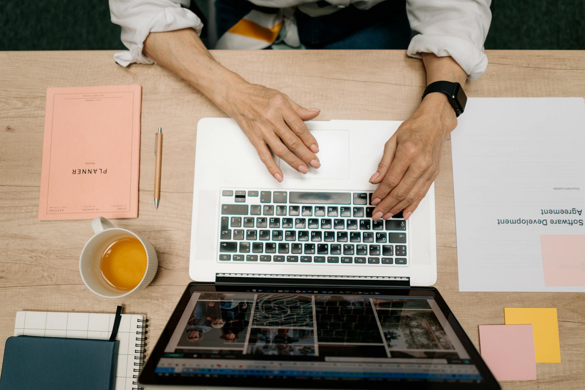 Young woman presenting on digital evolution concepts like AI and big data in a seminar.